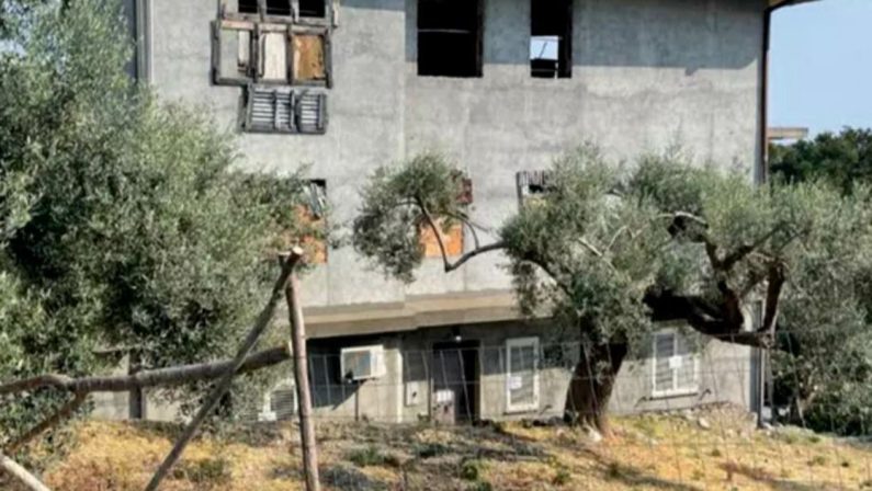 Stignano, ipotesi omicidio per l’uomo trovato morto in casa: Fermata la moglie