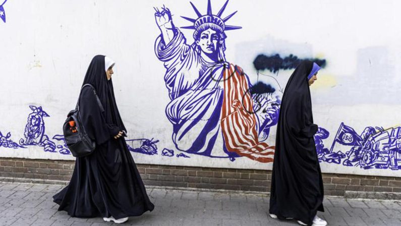 Iran, al via l’offensiva economica di Trump: sanzioni contro 60 organizzazioni, persone e navi