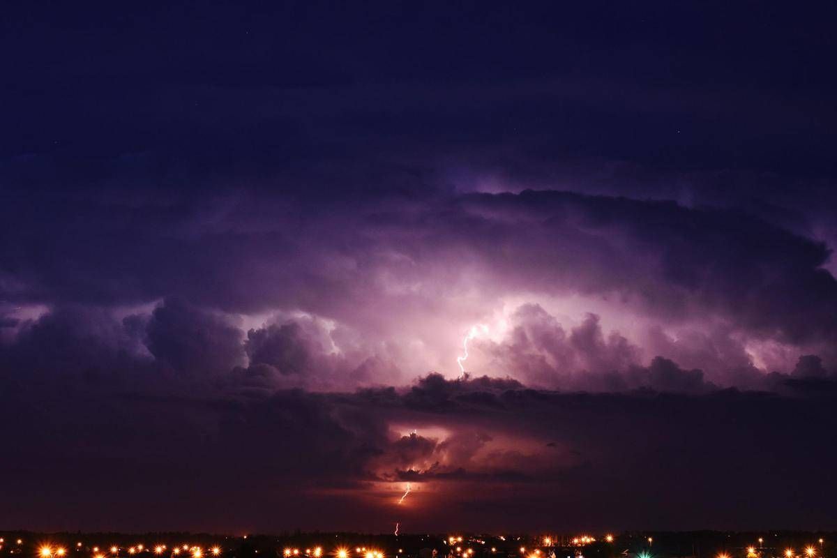 https://www.quotidianodelsud.it/wp-content/uploads/2026/08/temporale-citta-cielo-fulmine-123rf.jpeg