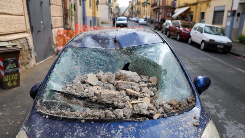Terremoto a Campi Flegrei, continua sciame sismico: 17 scosse nella notte, 23 feriti e 250 sfollati