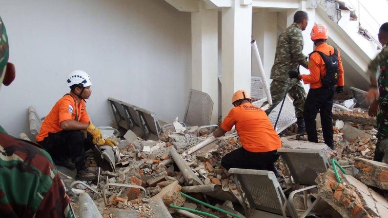 Terremoto in Indonesia, sisma di magnitudo 7,7 a largo isola di Flores: almeno 20 morti