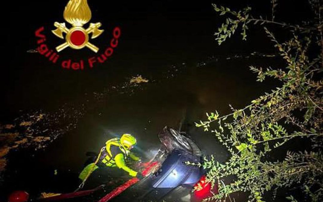 Auto finisce nel Po dopo un inseguimento a Torino: un ferito, ricerche per tre persone