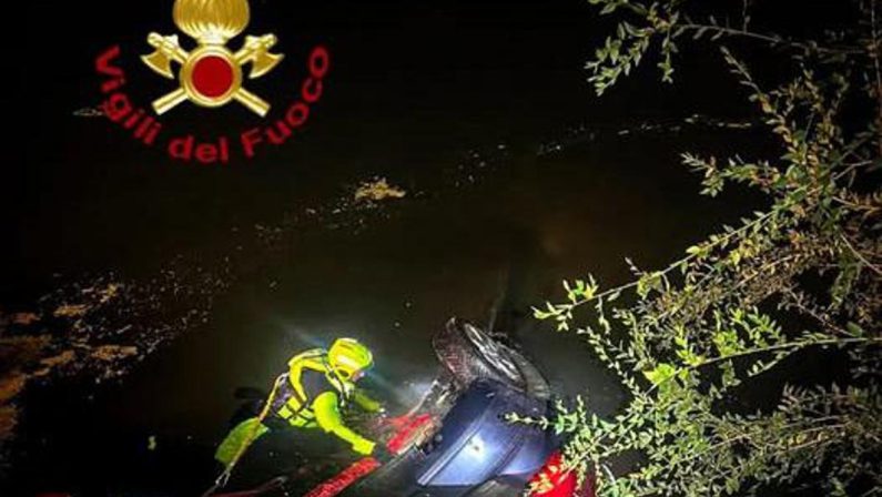 Auto finisce nel Po dopo un inseguimento a Torino: un ferito, ricerche per tre persone