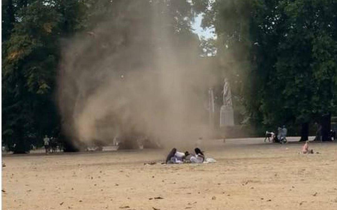Il ‘diavolo di sabbia’ attraversa un parco di Londra: paura tra i presenti