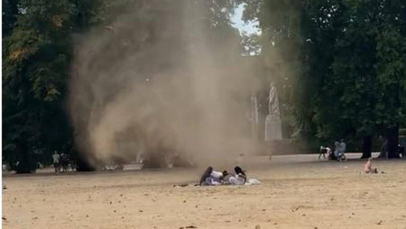 Il ‘diavolo di sabbia’ attraversa un parco di Londra: paura tra i presenti