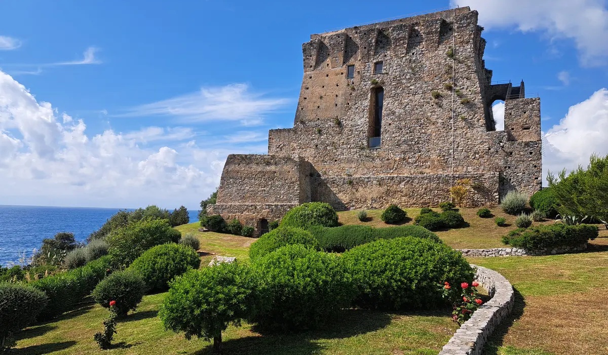 https://www.quotidianodelsud.it/wp-content/uploads/2026/08/torre-crawford-san-nicola-arcella.jpg