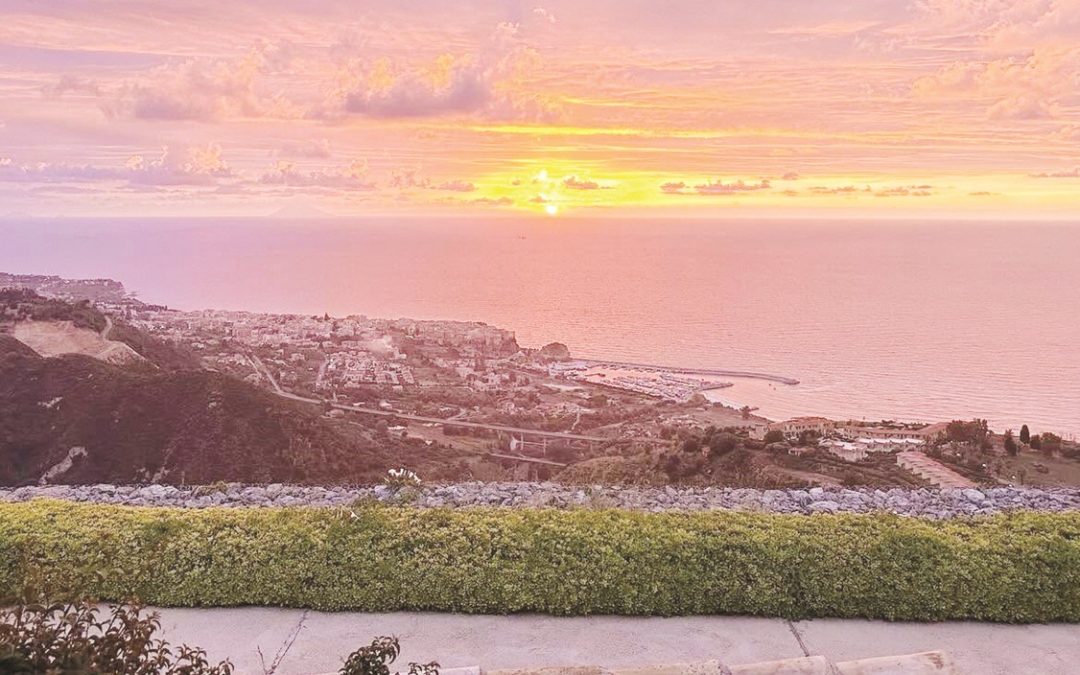 La terrazza panoramica di piazza San Francesco a Zaccanopoli