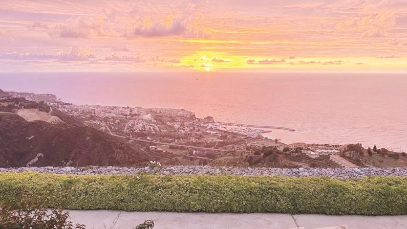“Mó vidi l’eclissi” sulla Costa degli Dei dalla terrazza di Zaccanopoli