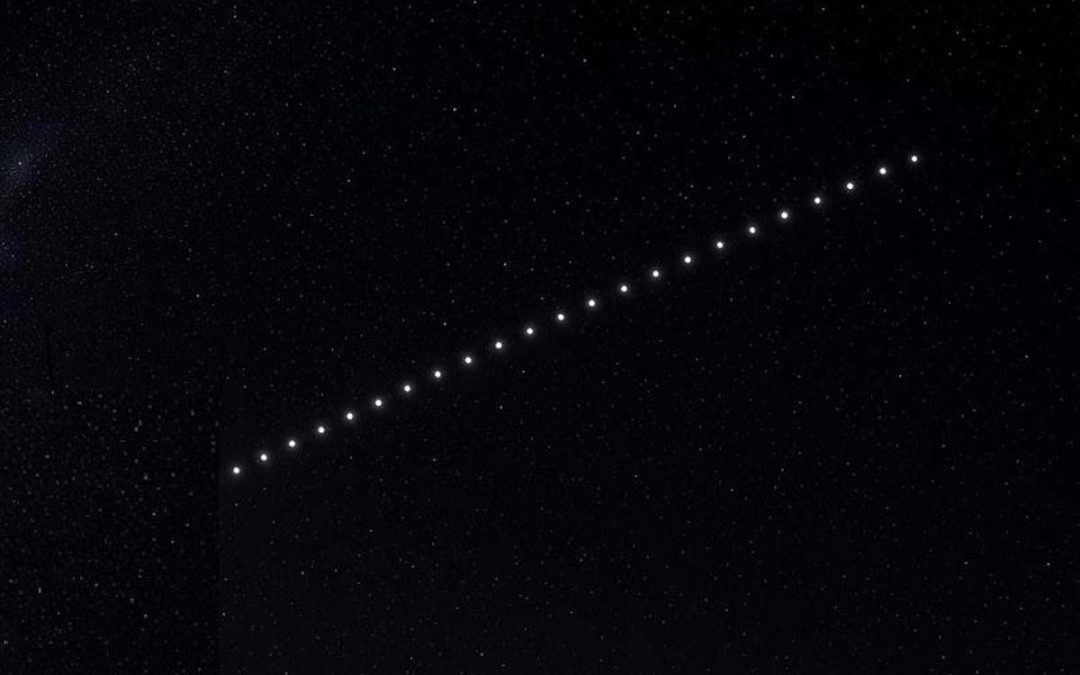 “Non è un aereo, non sono stelle”, il ‘treno di luci’ in cielo: il mistero dell’8 agosto