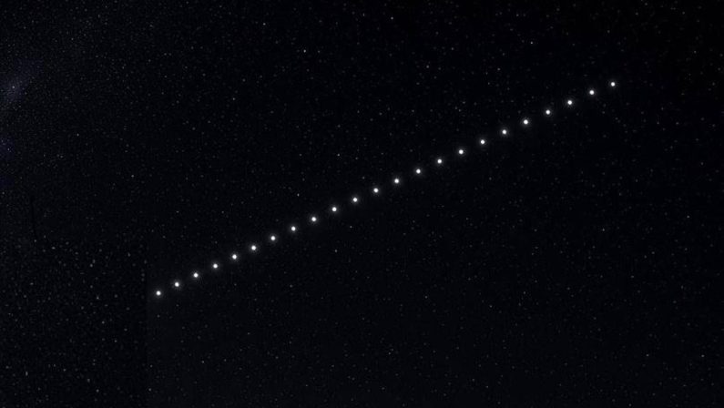 “Non è un aereo, non sono stelle”, il ‘treno di luci’ in cielo: il mistero dell’8 agosto