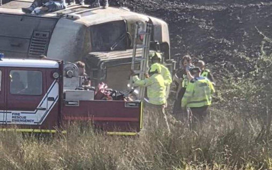 Deraglia treno nell’East Sussex: passeggeri intrappolati, soccorsi al lavoro