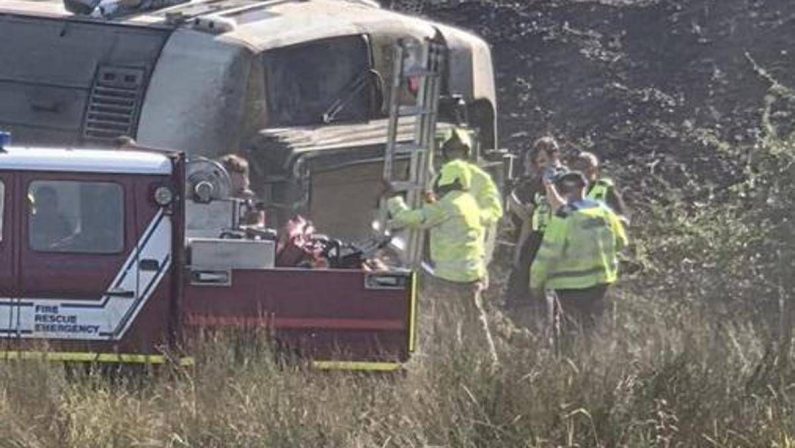 Deraglia treno nell’East Sussex: passeggeri intrappolati, soccorsi al lavoro
