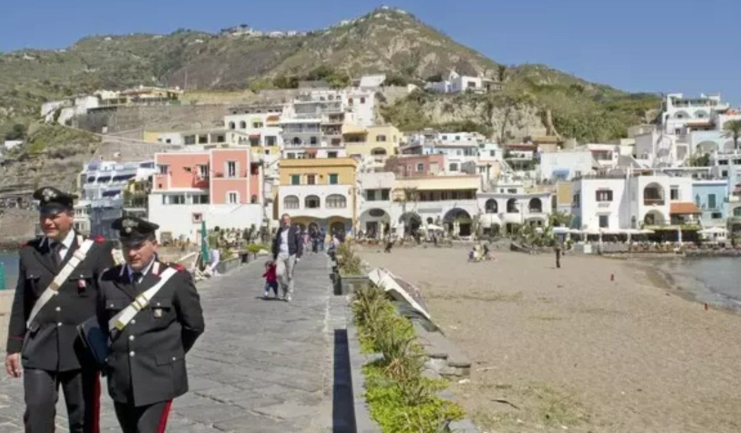 Ischia, truffa agli anziani diventa rapina: arrestato un 20enne
