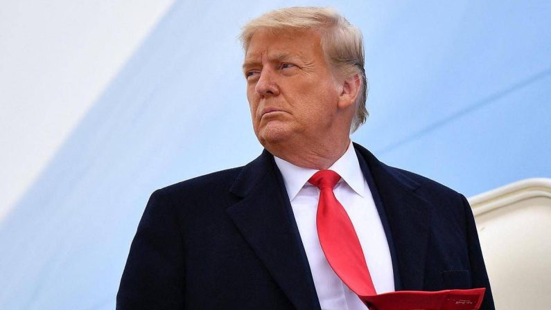 Usa, Trump cambia aereo in segreto ma giornalisti tenuti all’oscuro: è polemica