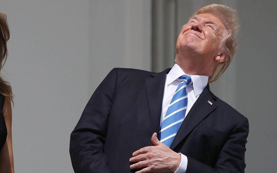 Trump, faccia a faccia con l’eclissi: occhi puntati al sole e niente occhiali