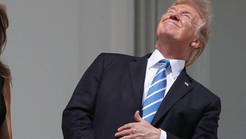 Trump, faccia a faccia con l’eclissi: occhi puntati al sole e niente occhiali