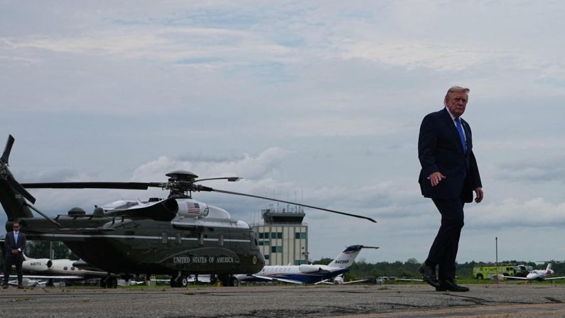 Trump, paura in volo: rischio collisione tra elicottero del presidente e aereo