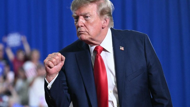 Trump, medici avvertono: “Suo peso rischio significativo per la salute”