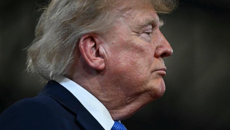 Trump ingrassato di 10 chili, il medico: “Colpa dello stress da presidenza”