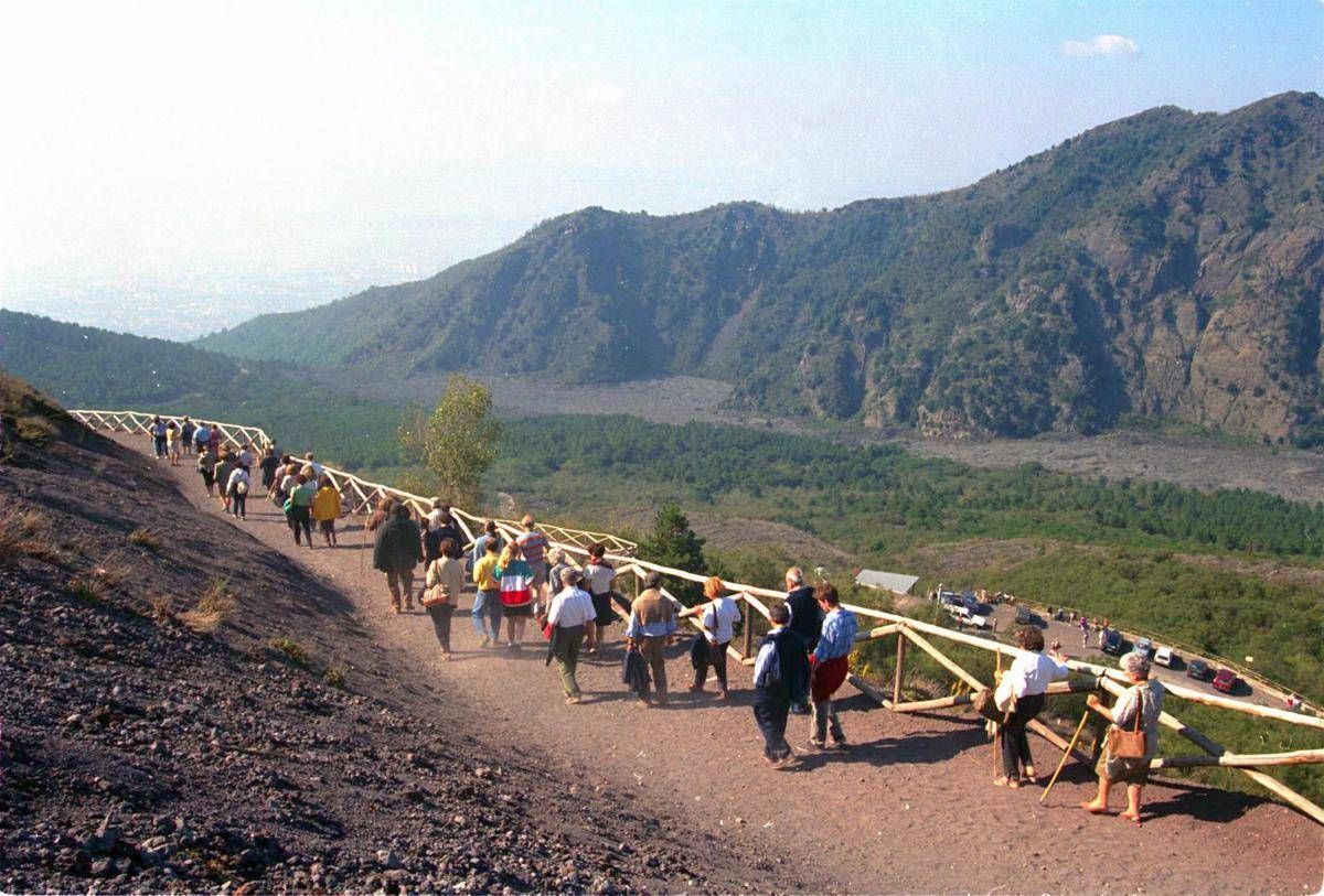 https://www.quotidianodelsud.it/wp-content/uploads/2026/08/turisti-vesuvio-fg-ipa.jpeg