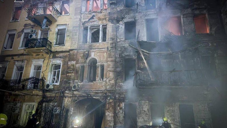 Ucraina, nuovi attacchi russi a Kharkiv e Odessa. Tensione anche a Zaporizhzhia