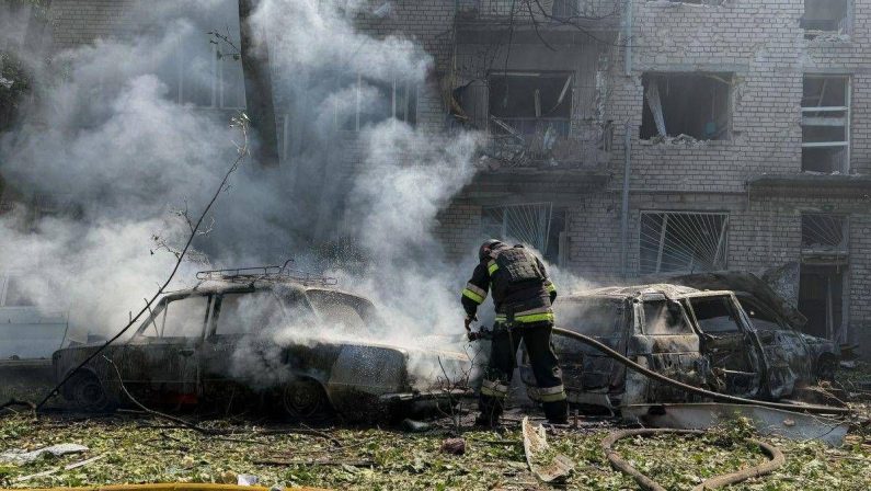 Ucraina, nuovi raid su Kiev e Zaporizhzhia. Zelensky: “Russia ha utilizzato missili balistici nordcoreani”