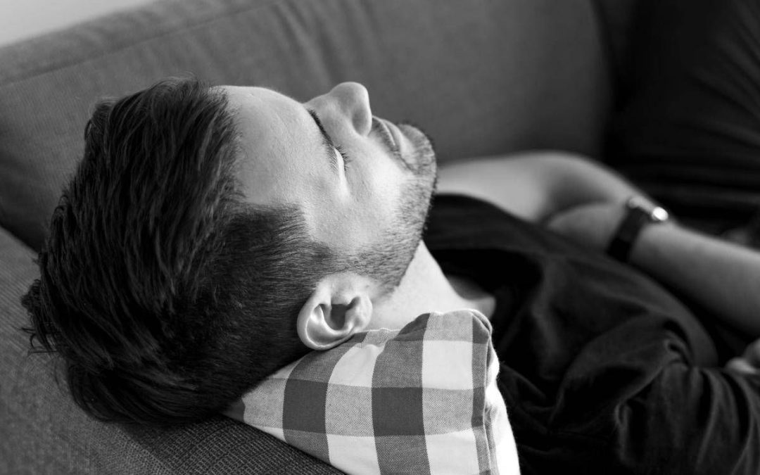 Caldo record, lo psicologo: “Stress fisico e mentale da afa persistente, 4 consigli contro l’irritabilità”