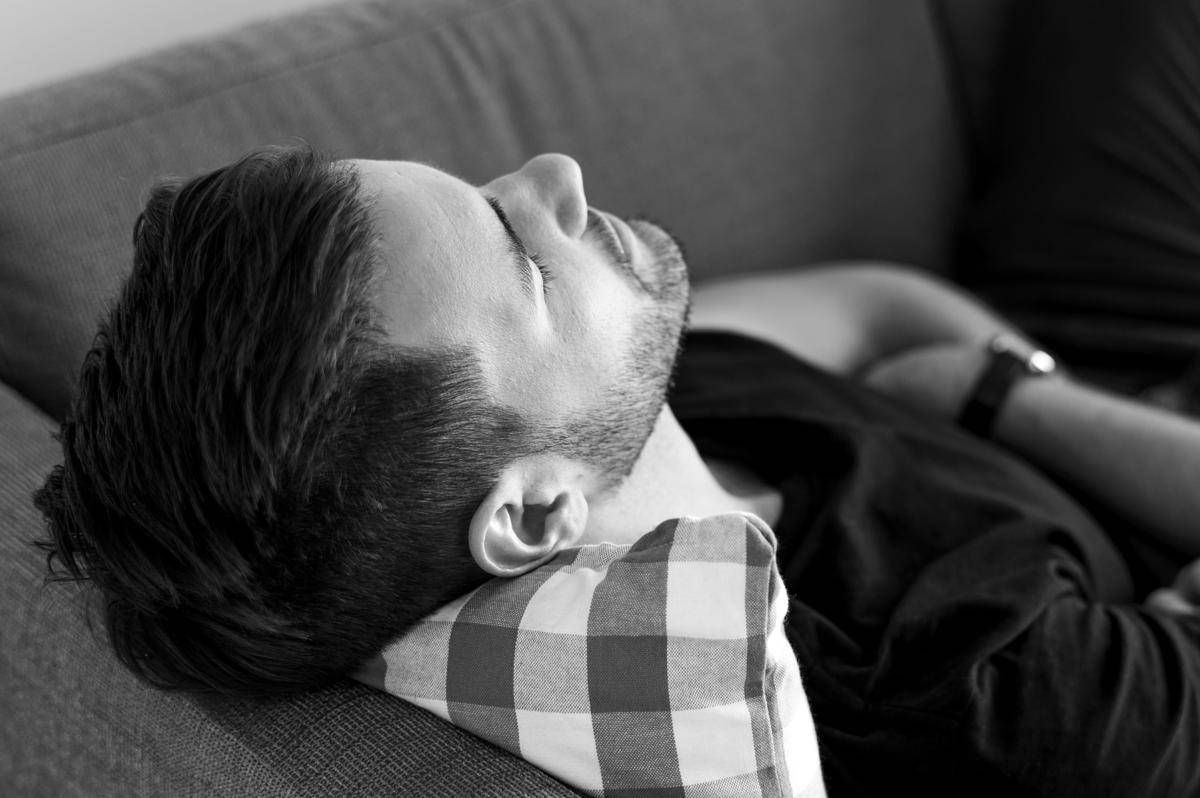 https://www.quotidianodelsud.it/wp-content/uploads/2026/08/uomo-dorme-123rf-free.jpeg