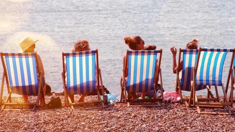 Dalle bollette alle vacanze, dal carburante al gelato: quanto ci costa agosto 2026