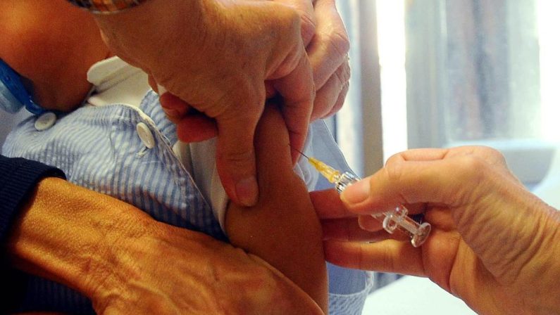 Bambina morta a Palermo, è corsa al vaccino anti-difterite: “Richieste in crescita del 10% in 48 ore”
