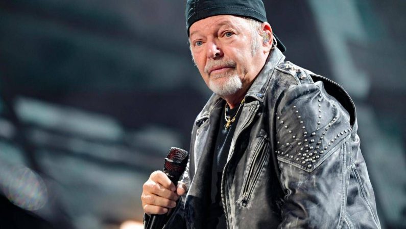 Vasco Rossi furioso con un fan: “Non sono infame, è una fake vergognosa”