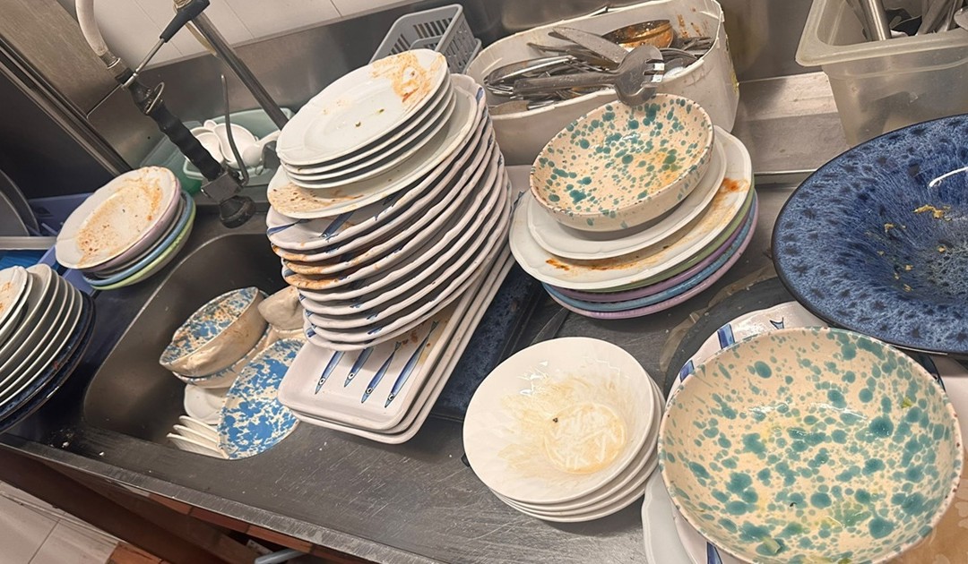 I piatti sporchi nella cucina del ristorante