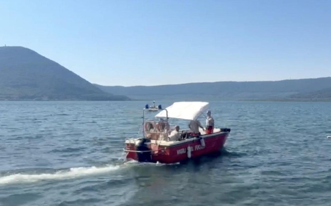 Marito Roccella disperso, ricerche senza sosta nel lago di Vico: operazioni difficili per il fondale pieno di alghe