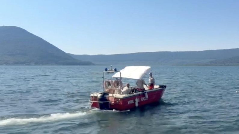 Marito Roccella disperso, ricerche senza sosta nel lago di Vico: operazioni difficili per il fondale pieno di alghe