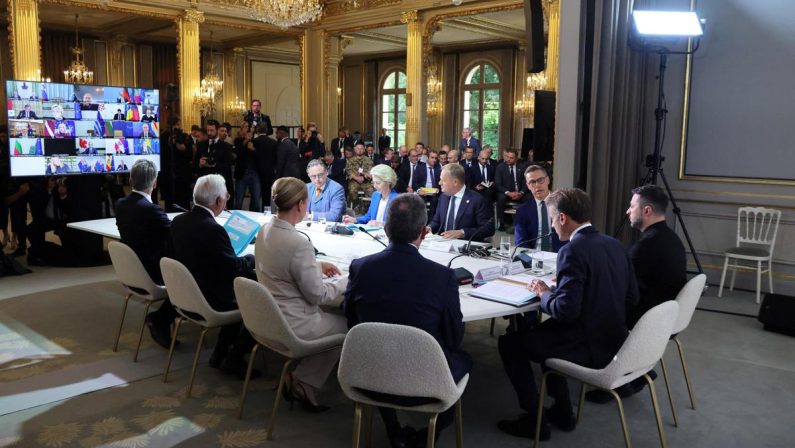 Ucraina, volenterosi oggi a Kiev. Zelensky: “Situazione molto difficile ma Paese non cadrà”