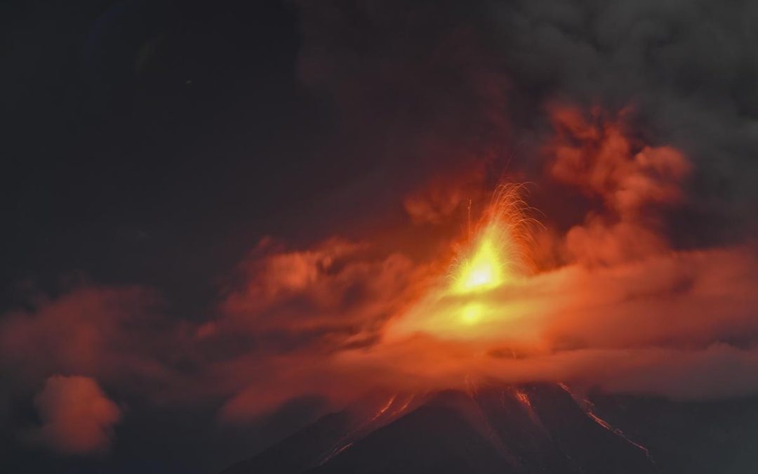 Paura in Guatemala, erutta il vulcano Fuego: allerta massima