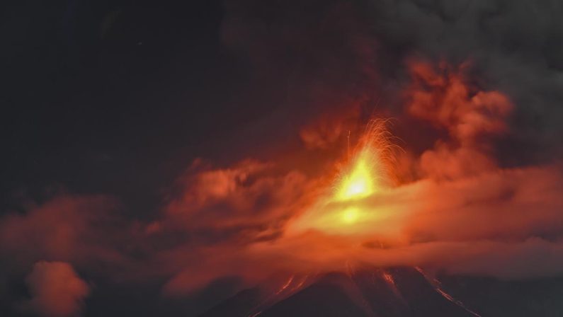 Paura in Guatemala, erutta il vulcano Fuego: allerta massima