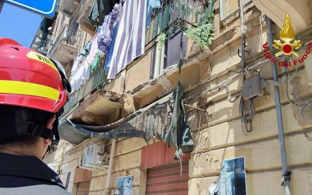 Crolla balcone mentre stende i panni, grave donna di 56 anni a Palermo