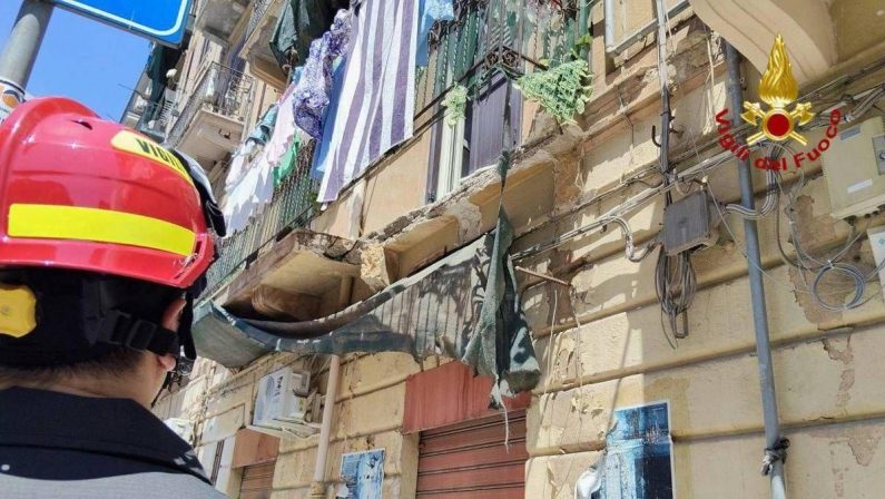 Crolla balcone mentre stende i panni, grave donna di 56 anni a Palermo
