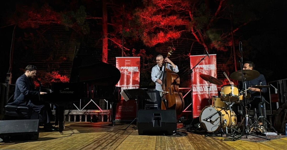 https://www.quotidianodelsud.it/wp-content/uploads/2026/08/walter-ricci-trio-ph2-denise-ubbriaco.jpeg