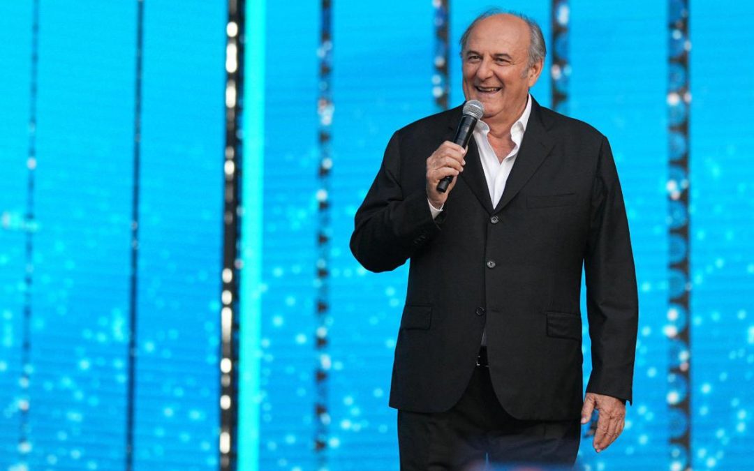 Gerry Scotti compie 70 anni, da ‘L’accendiamo?’ a ‘Eh già’ le frasi cult conduttore ﻿