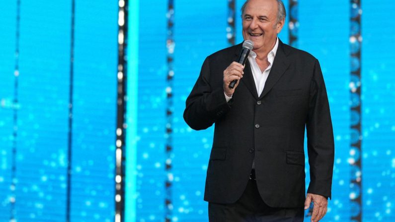 Gerry Scotti compie 70 anni, da ‘L’accendiamo?’ a ‘Eh già’ le frasi cult conduttore ﻿