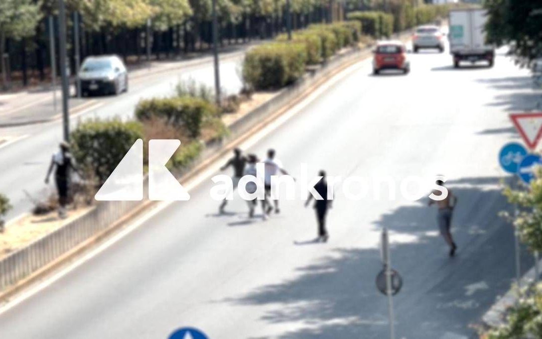 Far west a Milano, rissa con spranghe e bottiglie in centro: caos tra le auto