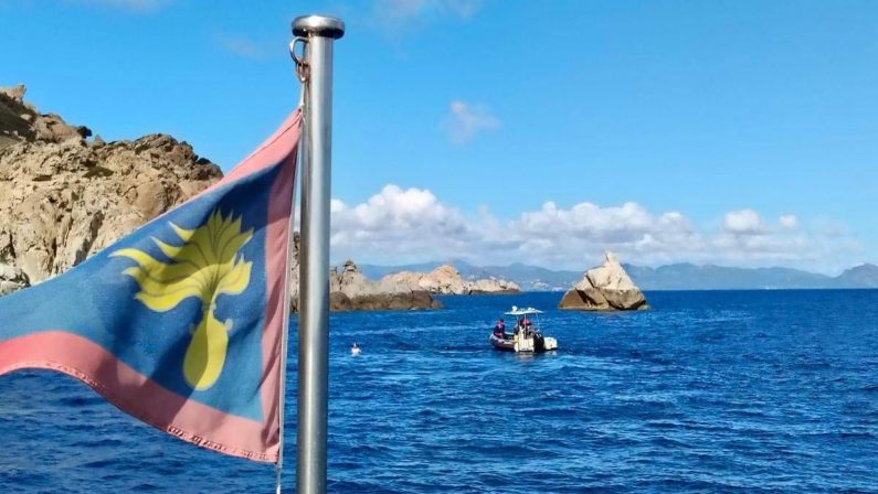 Barchino di migranti travolge e uccide 17enne che fa il bagno sul sup a Su Giudeu: arrestato scafista