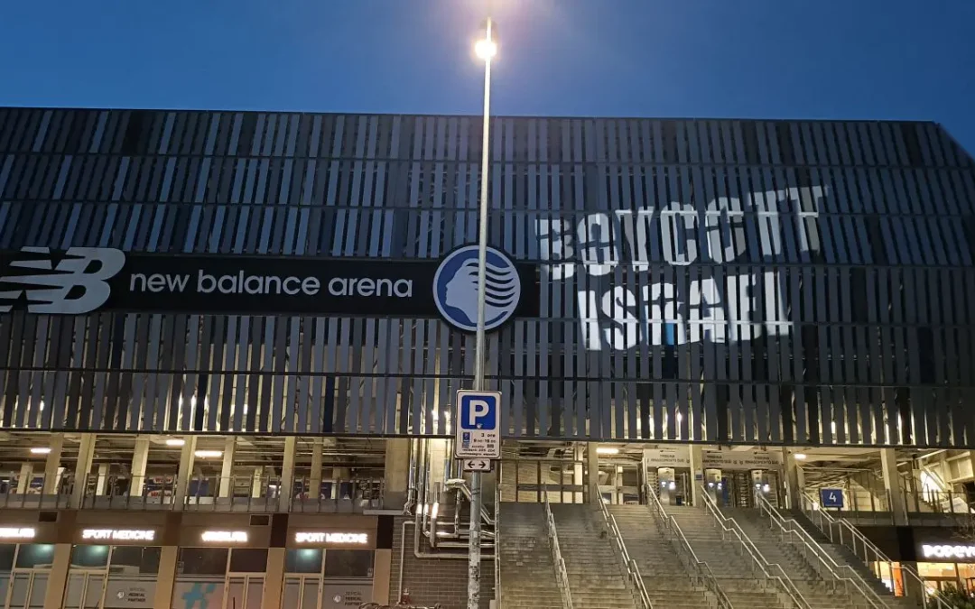 Atalanta-Hapoel Tel-Aviv, la Flotilla illumina lo stadio di Bergamo con la scritta “Boycott Israel”