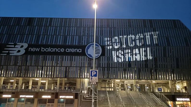 Atalanta-Hapoel Tel-Aviv, la Flotilla illumina lo stadio di Bergamo con la scritta “Boycott Israel”