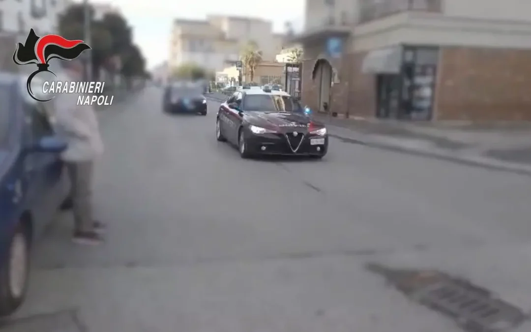 Rocambolesco inseguimento dopo un furto, due giovani arrestati a Napoli