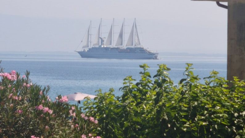 Stupore sul litorale vibonese per il passaggio della Wind Surf
