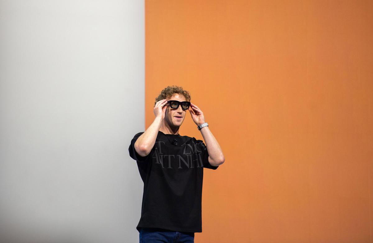 https://www.quotidianodelsud.it/wp-content/uploads/2026/08/zuckenberg-occhiali-meta-ipa-fg.jpeg