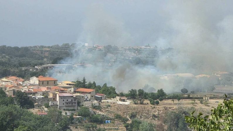 Zungri, incendio lambisce le case: paura tra i residenti
